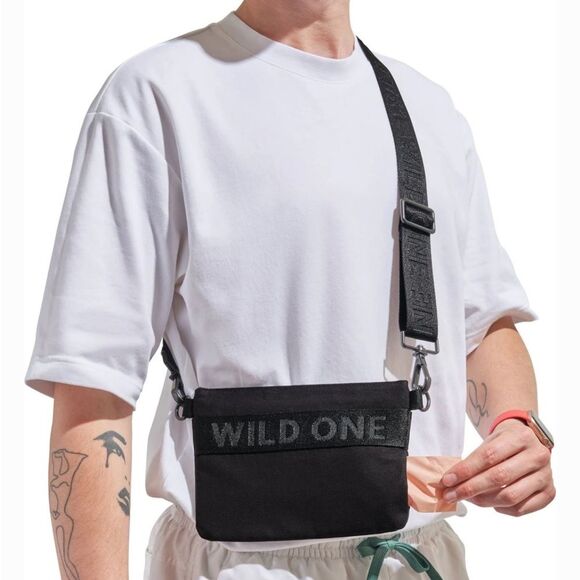 Wild One Dog Treat Pouch Purse Belt Bag Crossbody NWT Black Gift - Picture 6 of 9